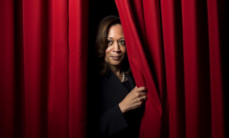 Bitcoin cai 6% na semana, com baleias vendendo e Harris liderando pesquisas