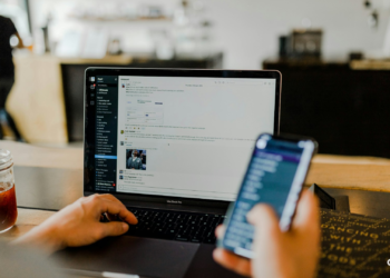 Profissional em escritório financeiro com celular e terminal de pagamento - regulação Pix cripto
