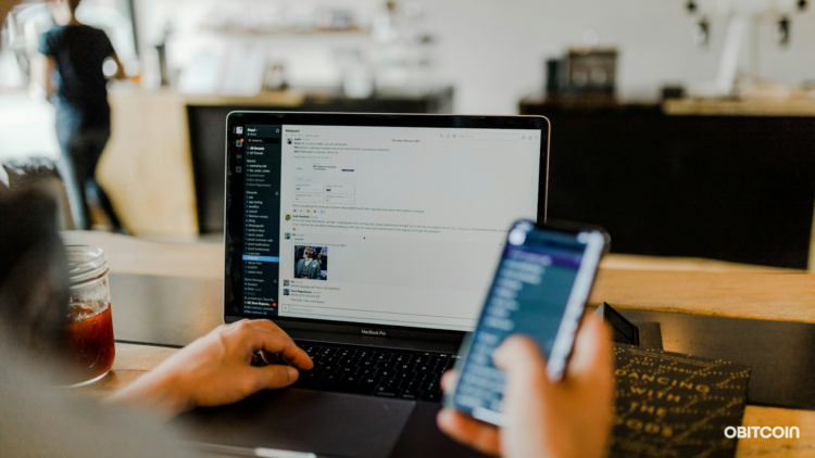 Profissional em escritório financeiro com celular e terminal de pagamento - regulação Pix cripto
