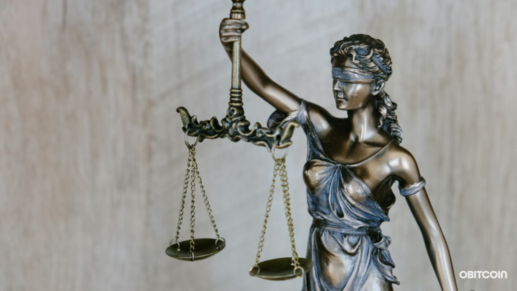 Documentos fiscais e martelo de julgamento sobre mesa de madeira - markup imposto cripto EUA